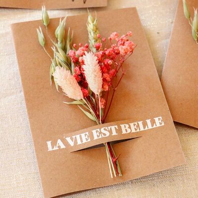 Carte DIY pour la fête des mères avec un kit Flowrette : utilisez des fleurs séchées pour réaliser une carte unique