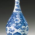 A blue and white bottle vase, Qing dynasty, Kangxi period (1662-1722)