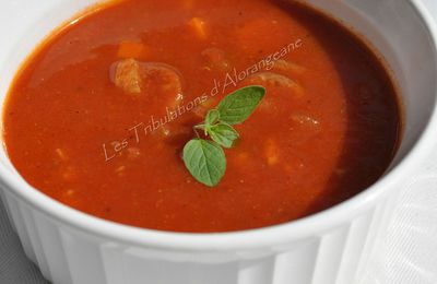 Petite soupe aux tomates et saucisses épicées