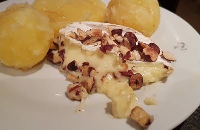 Camembert rôti aux noisettes 