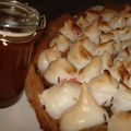 Tarte aux pommes meringuée accompagnée de son coulis au caramel