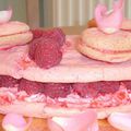 Gros Macaron à la rose et aux framboises fraîches.