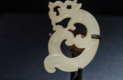 Jade dragon pendant, Han dynasty, 1st-2nd Century