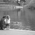 Au bord du lac en noir et blanc