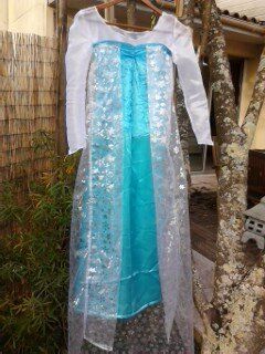 Enfin... la Reine des neiges de la maison à sa robe!!!