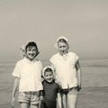 Maman, Annick et Françoise, leur cousine à Quiberville en 1957...