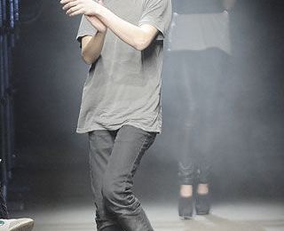Alexander Wang se lance dans les tee-shirts et les chaussures