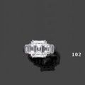 Bague en or gris sertie d'un diamant taille émeraude de 4,06 cts épaulé de gradins sertis de diamants baguettes.