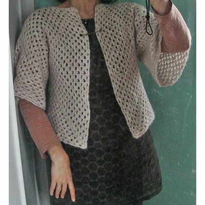 Mon gilet au crochet shrug ( 2 hexagones cousus entre eux) je l'adore! Le fil est un vrai nuage de chaleur il y a de l'alpaga !