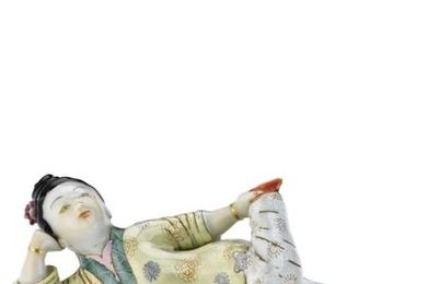 An enamelled porcelain reclining lady snuff bottle, 1795-1820. Attributed to Jingdezhen. 