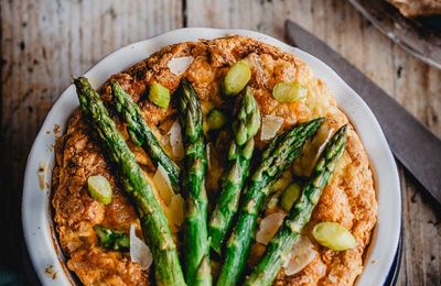 Frittata asperges vertes, chorizo et lardons
