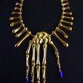 Delfina Delettrez. Collier "skeletor hand" en or et ongles bleus en émail