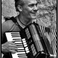 Au coin d'une rue... un accordéoniste 