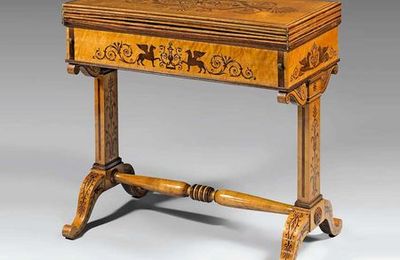 ﻿Table à jeux à toutes faces, en placage d’érable moucheté et amarante, époque Charles X