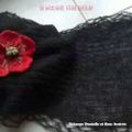 Echarpe noire dentelle avec fleur feutrée rouge