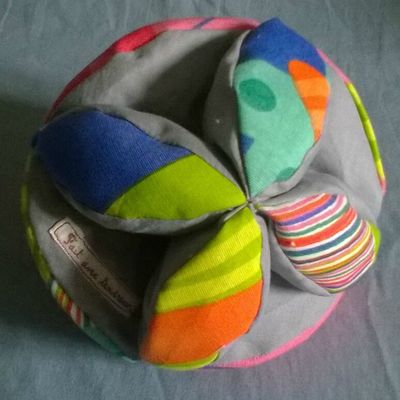 balle à grelots (et à étiquettes) et balle de préhension