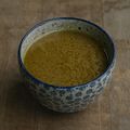 Bouillon de cosses de petits pois au curry et au lait de coco