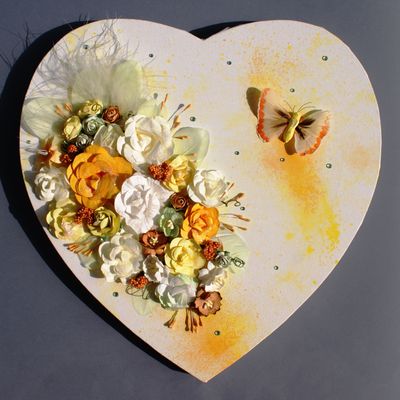 Un coeur en toile décoré de fleurs, quatre versions !