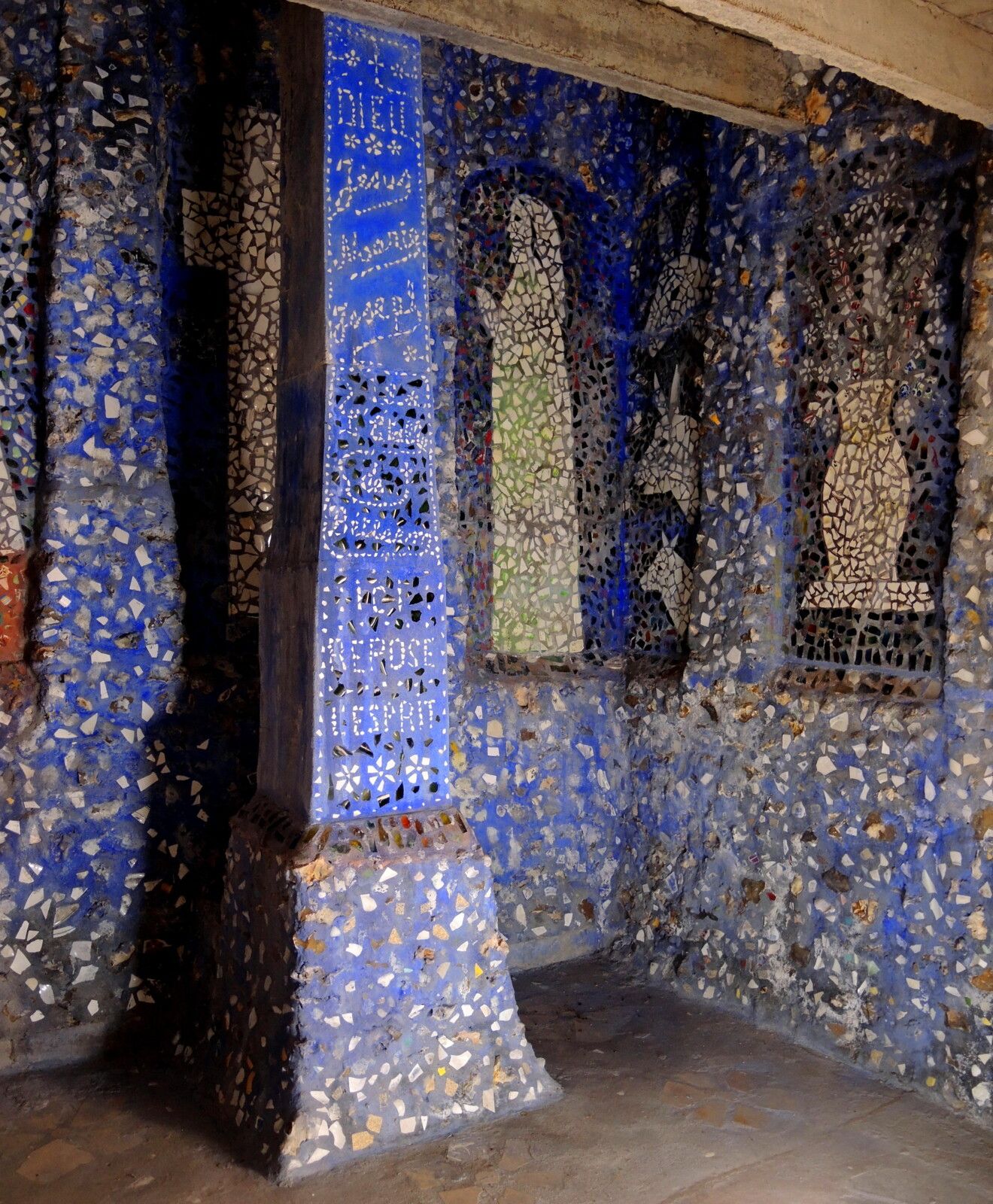 Chartres, Maison Picassiette, le tombeau de l'esprit (28)