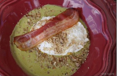 &Icirc;les flottante sal&eacute;e, sur cr&egrave;me de petits pois.