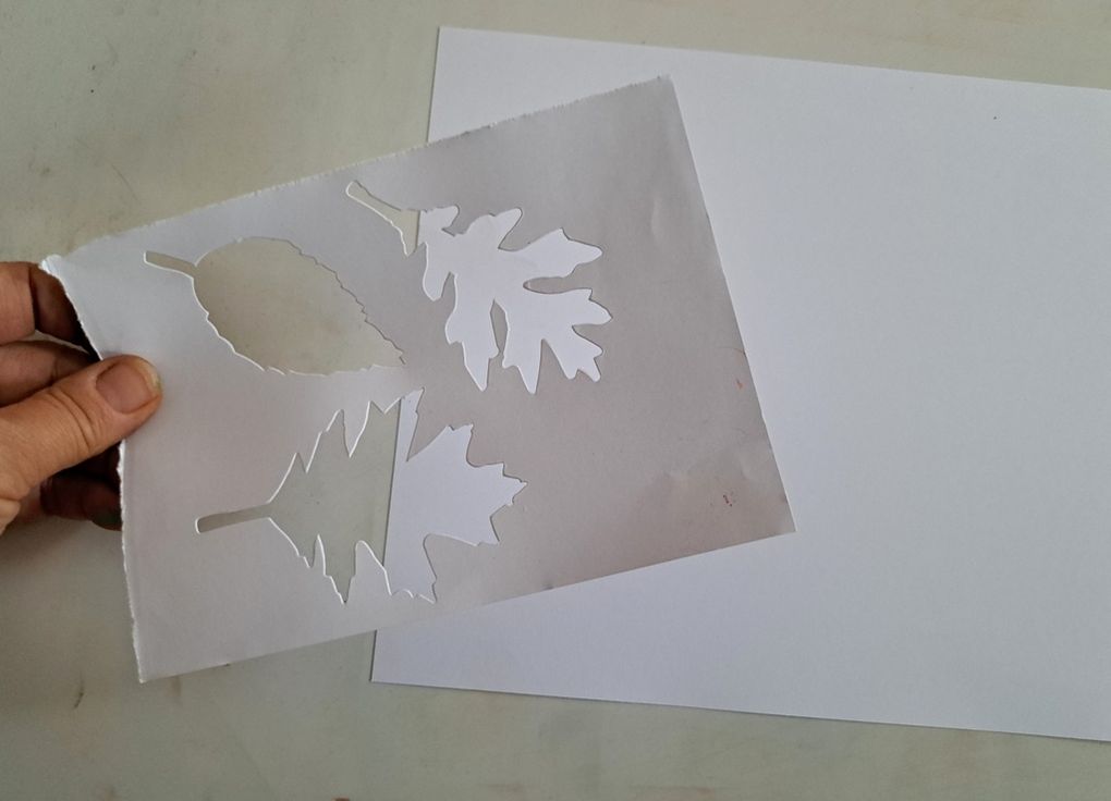 Avec les 3 petites feuilles d'arbre