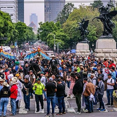 IMMENSE DEFILÉ A MEXICO POUR LA DEFENSE DES TRADITIONS