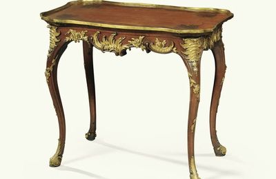 Table en cabaret en noyer, hêtre teinté et monture de bronze doré, travail allemand, probablement Berlin, milieu du XVIIIe siècl