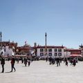 La Chine suscite l'inquiétude des habitants à l'occasion de la réouverture des sites touristiques du Tibet.