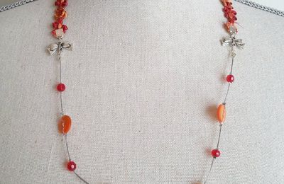 Collier mi-long ruban de nœuds rouges et orange, boutons nacrés orange, perles rouges