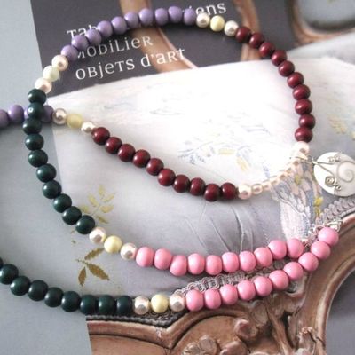 Collier long - Breloque Oeil de Shiva - Perles en bois colores - Perles nacrées Swarovski - Perles nacrées Swarovski