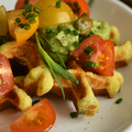 GAUFRES MOELLEUSES À LA COURGETTE, GUACAMOLE & TOMATES CERiSES