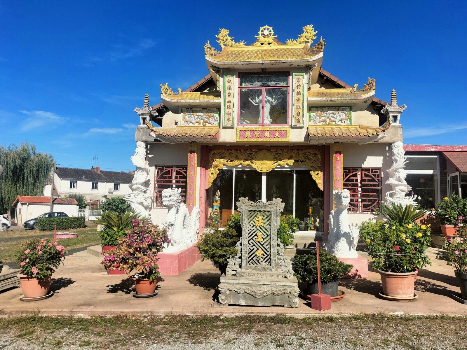 Noyant d'Allier, la pagode, le temple.. (03)