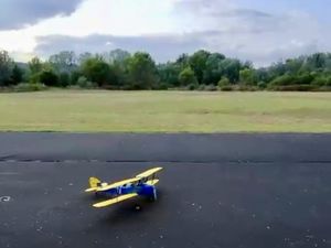 PHILIPPE AVEC SON INUSABLE TIGER MOTH.