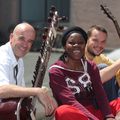 Photo Perrine Fifadji et ses deux musiciens Françis et Manu