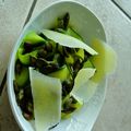 Tagliatelles de courgette, graines de courge et copeaux de parmesan