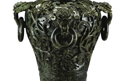 Rare vase couvert de style moghol en jade vert épinard, Dynastie Qing, époque Qianlong