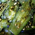 Salade de courgettes à la sauce soja, au balsamique, au thym et aux pignons