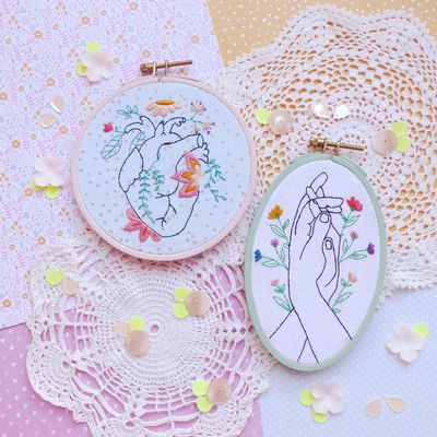 Broderies fleuries ~ Cœur et mains croisées