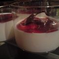 Panna Cotta sous son coulis de framboise...