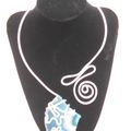 Collier pourvu d'une véritable agathe bleue ,