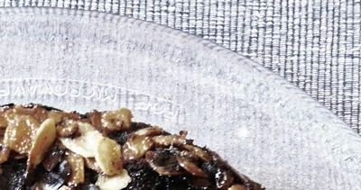 CELLE QUI CHANGE DE TON: MOELLEUX RETOURNÉ AUX AMANDES CARAMÉLISÉES