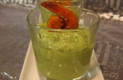 Velouté d'avocat et gambas, en verrine 