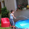 Ilan prépare la piscine