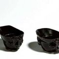 Epoque KANGXI (1662 - 1722) - Deux coupes libatoires en porcelaine émaillée aubergine à décor de qilong.