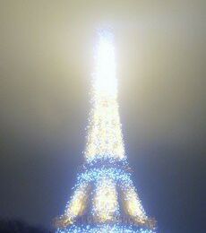 Paris se visite Madame La tour Eiffel En robe de