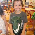 Ewan nous présente la tête de T-Rex de son grand frère Antoine