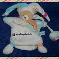 Doudou ours marionnette Doudou et compagnie unicef, blanc vert, avec balle, www.doudoupeluche.fr