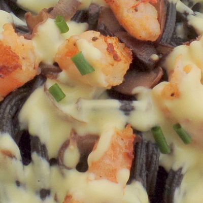 Crevettes au safran accompagnées de spaghetti 'nero'