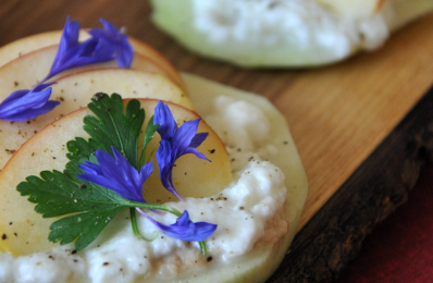 Canapés chou rave-pomme à la faisselle de chèvre et au raifort