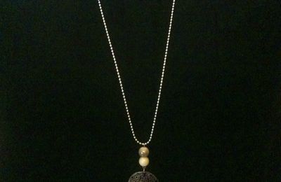 Collier boule "perles avec pompon"